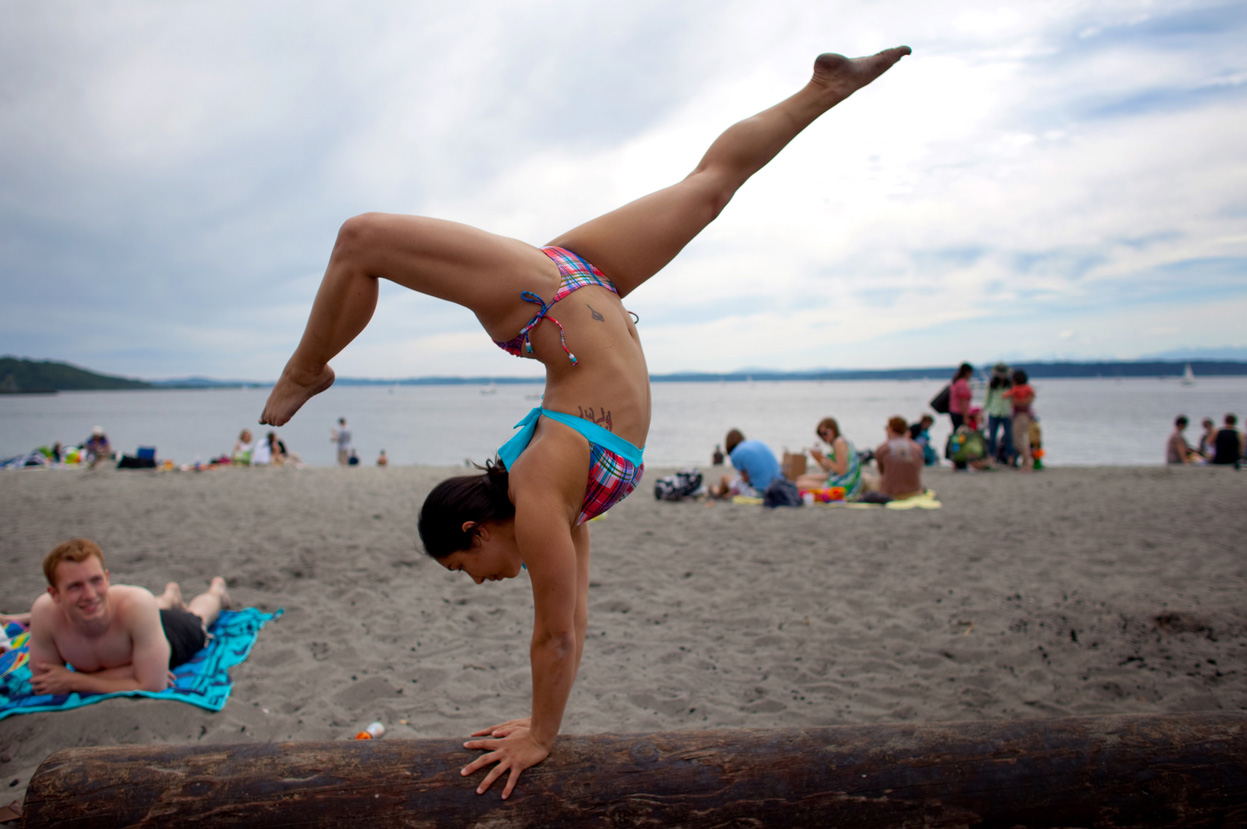 Сексуальная гимнастка на пустынном пляже