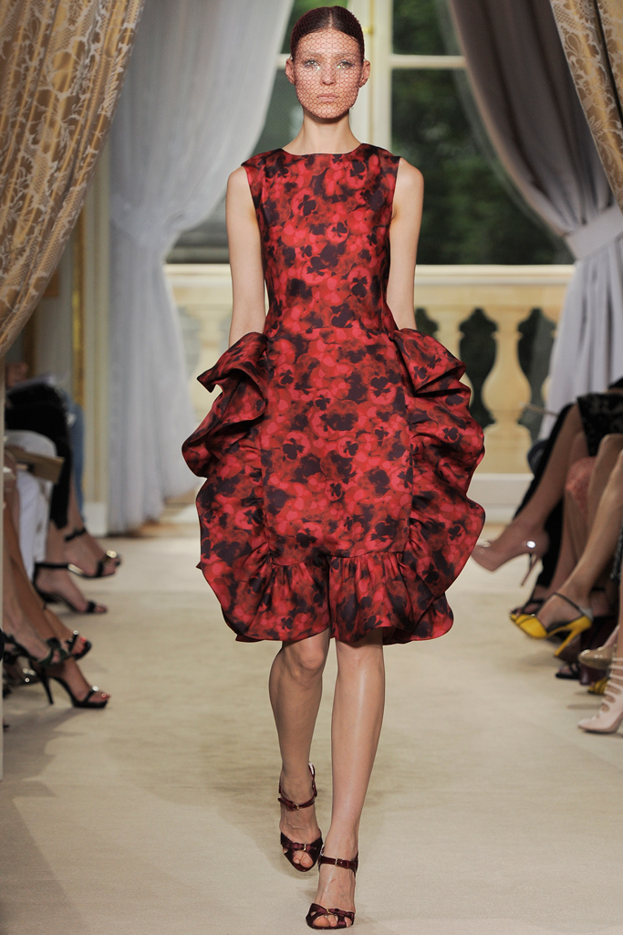 Гардероб наших леді в колекціях fashion дизайнерів - Страница 3 E1defbfb8a13a027a450cac99a554e23
