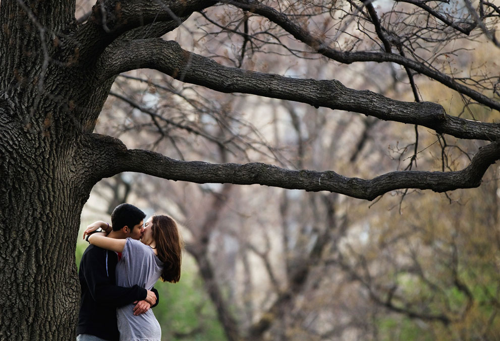 Влюблённая азиатская пара для секса последовала в сад и трахалась в тени дерева