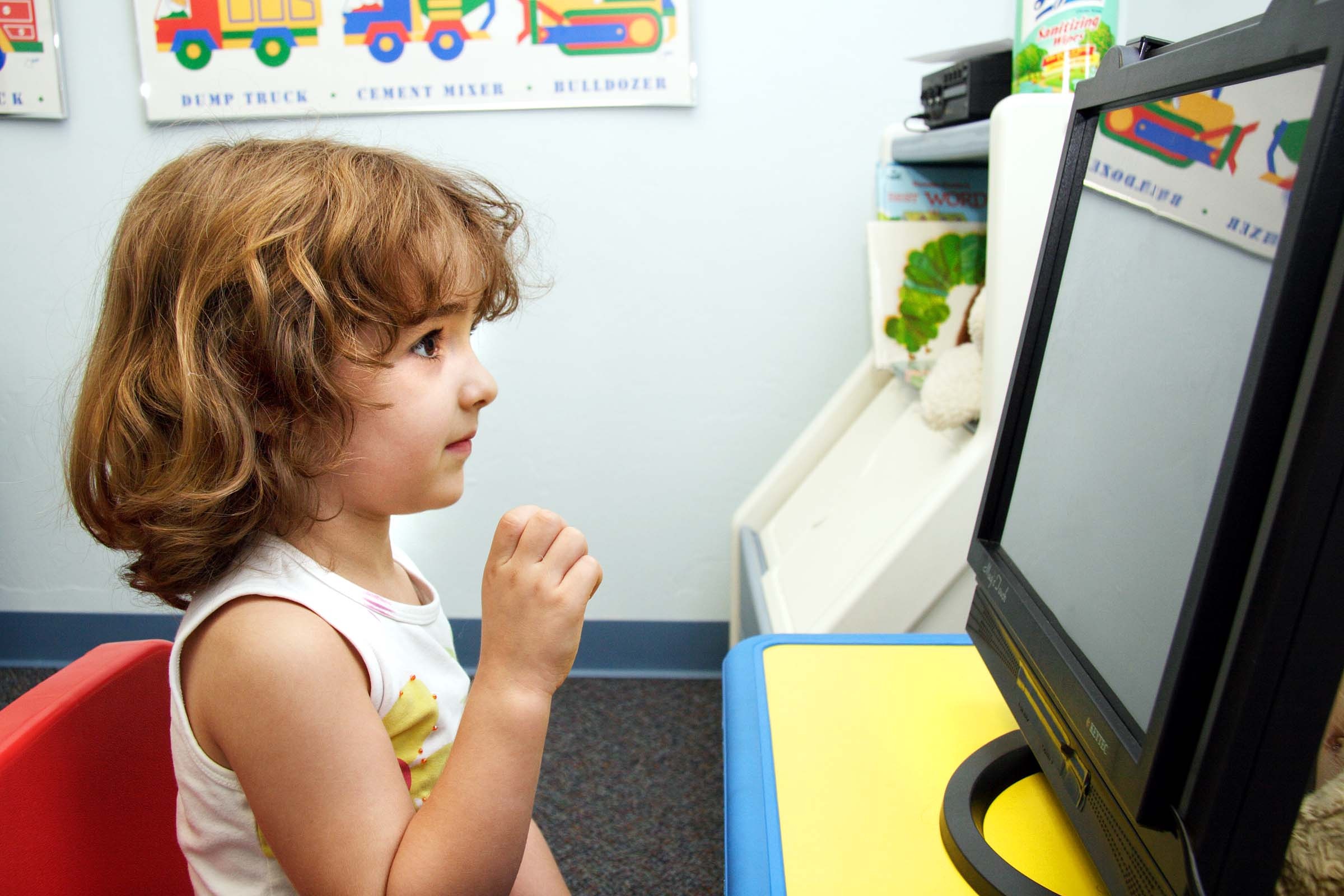 Программа увидеть ребенка. Дошкольник и компьютер. Логопед и ребенок. Дошкольник за компьютером. Компьютер для детей.